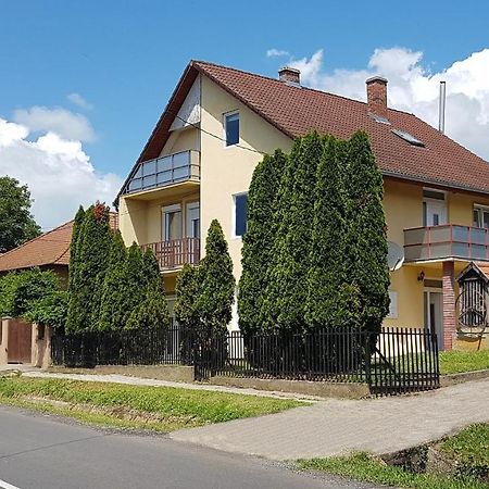 Grosses Ferienhaus Plattensee Balaton - Nyaralo Haz 6 Szobaval, 5 Fuerdoszobaval, 3000 Nm Appartement Szolad Buitenkant foto