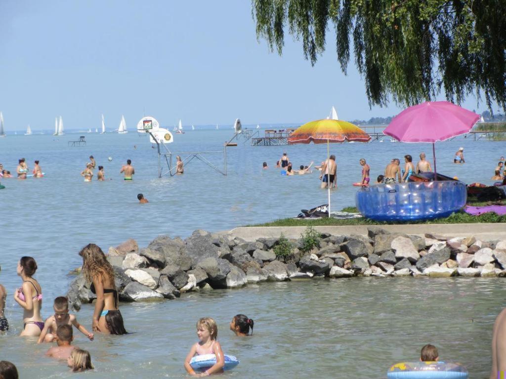 Grosses Ferienhaus Plattensee Balaton - Nyaralo Haz 6 Szobaval, 5 Fuerdoszobaval, 3000 Nm Appartement Szolad Buitenkant foto