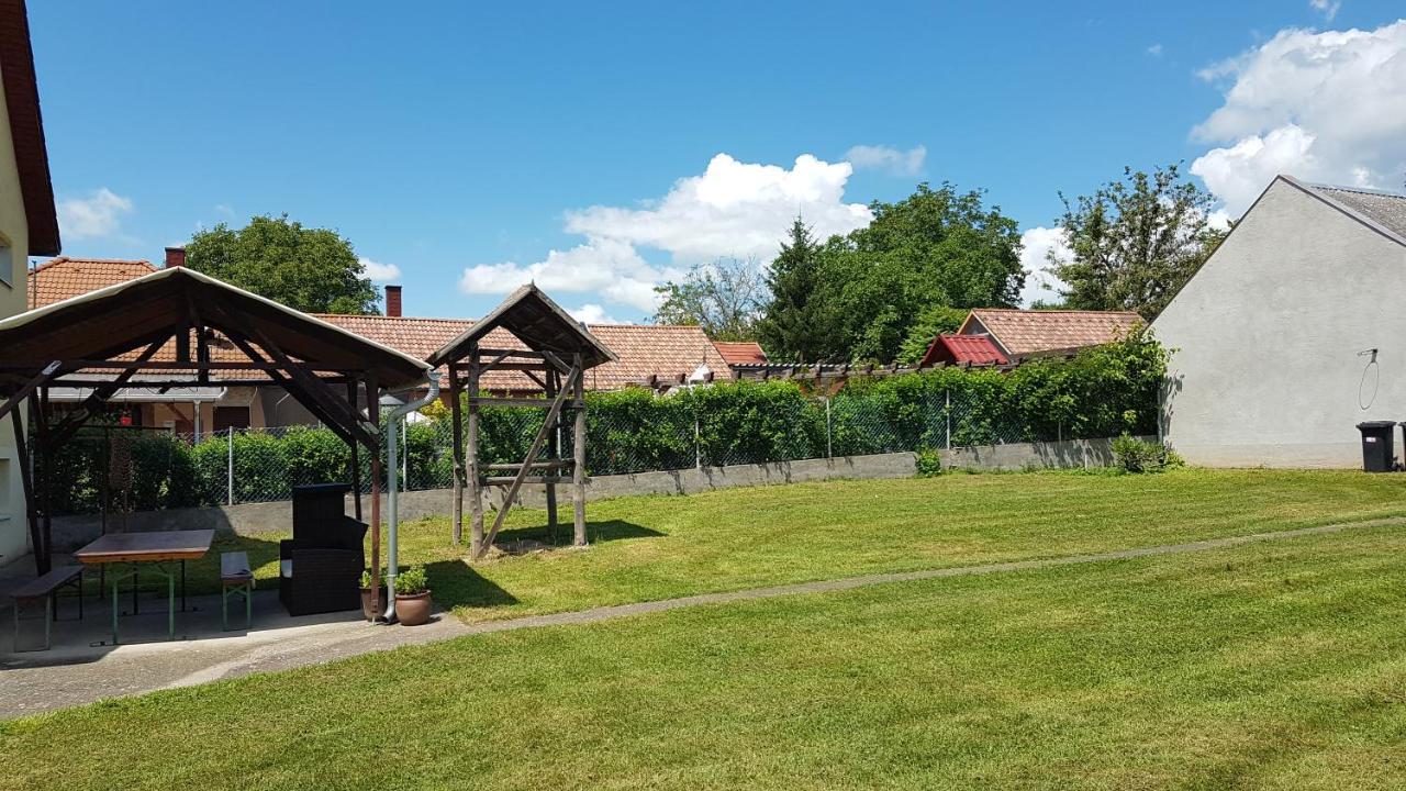 Grosses Ferienhaus Plattensee Balaton - Nyaralo Haz 6 Szobaval, 5 Fuerdoszobaval, 3000 Nm Appartement Szolad Buitenkant foto
